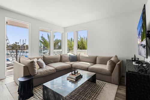 Modern 2BR Oasis - Prime Location & Luxury