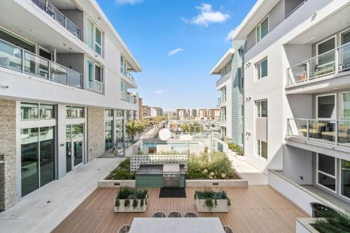 Modern 2BR Oasis - Prime Location & Luxury