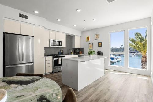 Modern 2BR Oasis - Prime Location & Luxury