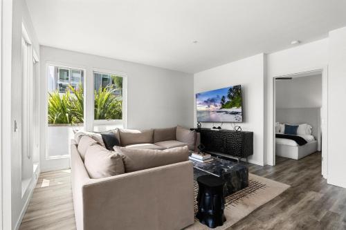 Modern 2BR Oasis - Prime Location & Luxury