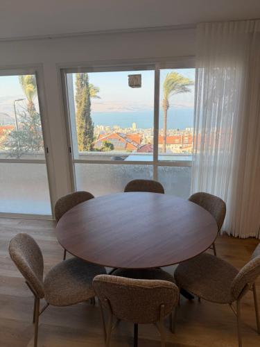 발코니/테라스, Gorgeous Kinneret view צימר נוף כינרת in 티베리아스 시티 센터