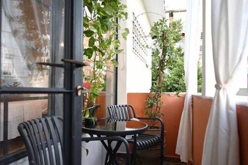 Romantica Deluxe Suite with Hot Tub and Balcony, A Lovely Nest near Old Town