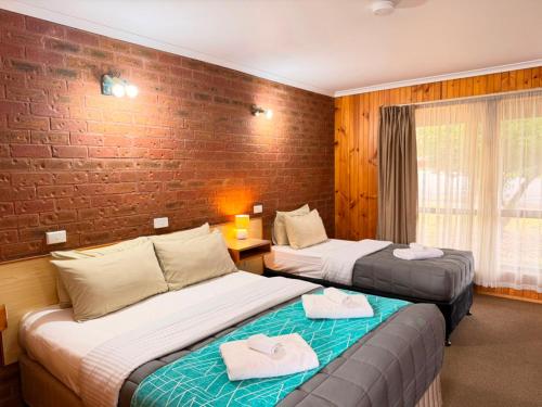 1 queen bed, 1 twin bed