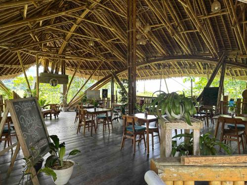 Restorāns, m² 1 guļamistaba, 1 privāta vannas istaba Māja Pamona
 (Bamboo House Dodoha Mosintuwu) in Tentena