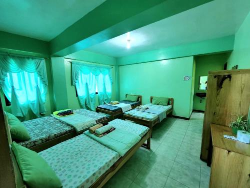 4 twin beds