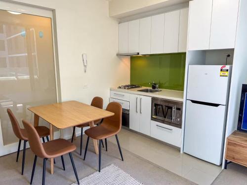 Modern CBD Apartment - Pool, Gym & Laneway Dining