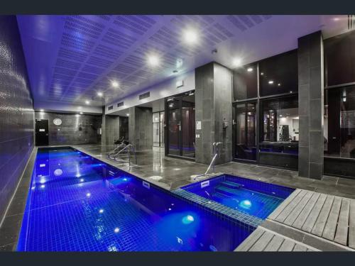 Modern CBD Apartment - Pool, Gym & Laneway Dining