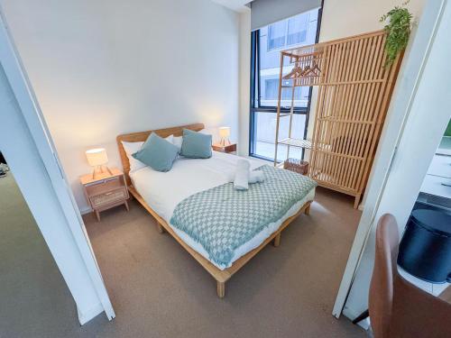Modern CBD Apartment - Pool, Gym & Laneway Dining
