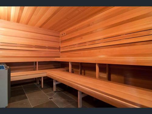 Modern CBD Apartment - Pool, Gym & Laneway Dining
