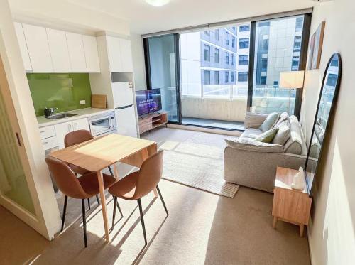 Modern CBD Apartment - Pool, Gym & Laneway Dining
