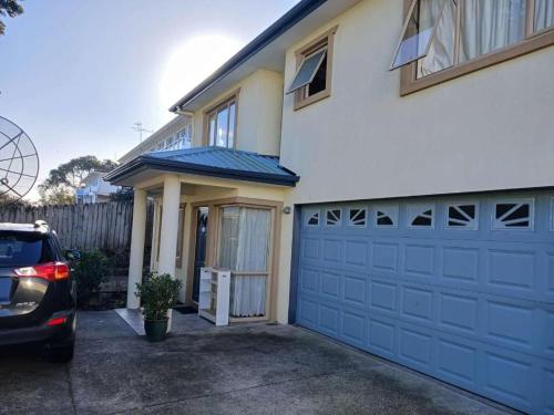 Bejárat, Comfortable Private Room near St Lukes near Auckland Zoo