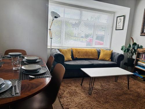 2 bedroom flat Free Parking Airport 10 Min