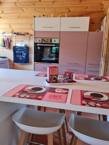 Chalet accueillant dans la Drôme des Collines (Chalet accueillant dans la Drome des Collines) in Montchenu
