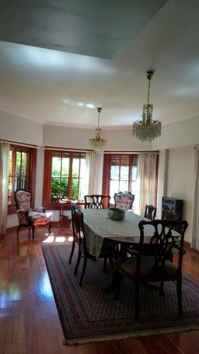 Country house facing the river with tennis court in Arroyo Seco