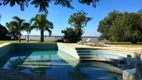 Country house facing the river with tennis court in Arroyo Seco