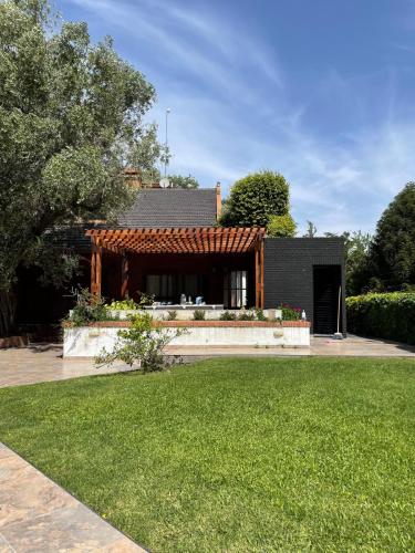 Country house facing the river with tennis court in Arroyo Seco