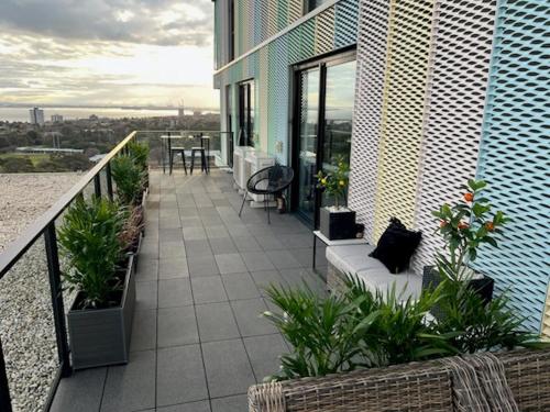 Luxury 3 Bedroom Sub Penthouse with stunning Albert Park, City and bay views in 普蘭