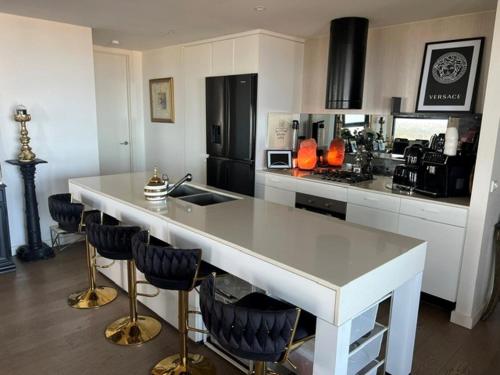 Luxury 3 Bedroom Sub Penthouse with stunning Albert Park, City and bay views in 普蘭