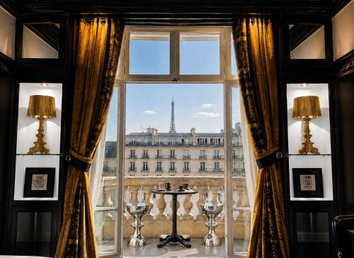 BALCONY- AVENUE -CHAMPS ELYSEEs