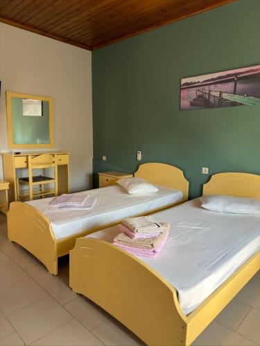 2 twin beds