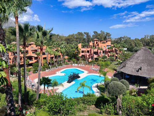 Luxury 3BR Apartment in Aloha Golf - Large Terrace & Pool
