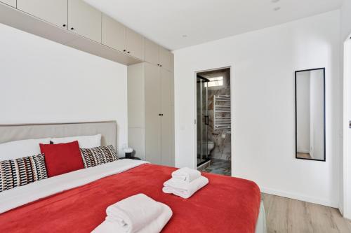 Branded New - Well Designed - 1BR Apt in Paris 20