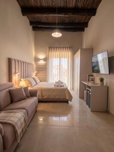 Lou Lou Rooms