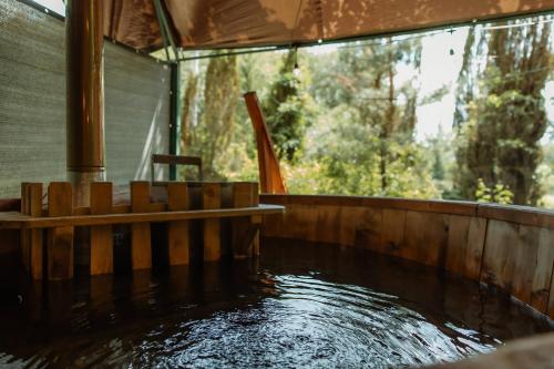 Cheerful Forest Cabin with Hot Tub! in Tinăud