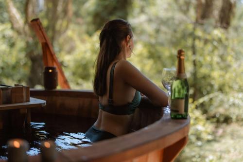 Cheerful Forest Cabin with Hot Tub! in Tinăud