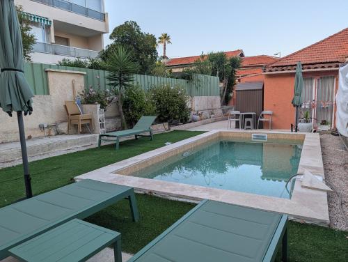 NEW Vega Studio rénovation, climatisé, parking & piscine Antibes Centre vue Fort Carré et Port