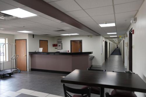 Lobby, Jacksonville Inn and Suites in Jacksonville (IL)