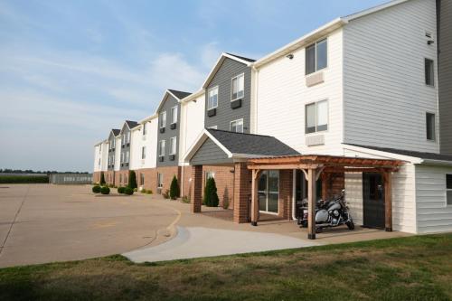 Udvendig, Jacksonville Inn and Suites in Jacksonville (IL)