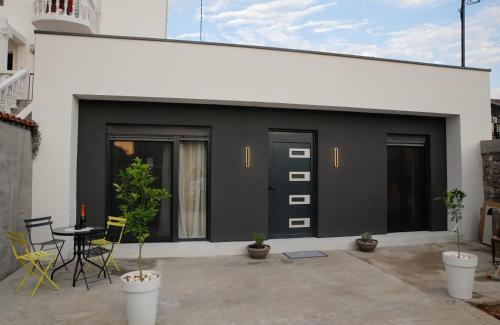 Old Town Gem, Modern stay with private yard