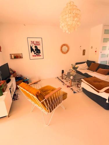 A rare find in Marseille, south-facing house with pool, quiet location