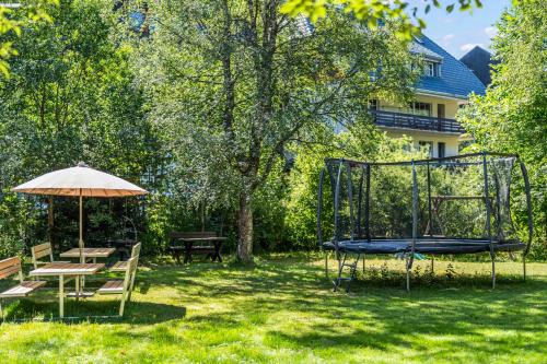 Großer Garten mit Grill,-Spiel und Sitzmöglichkeiten-umgeben von schöner Natur-Ferienhaus Albmatte 5