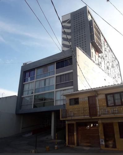 Departamento moderno céntrico con parqueo (Departamento moderno centrico con parqueo) in סנטה קרוז