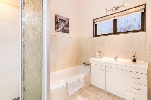 Riverside Villa - Spacious home in a stunning location - image 3