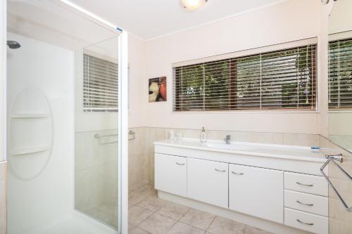 Riverside Villa - Spacious home in a stunning location - image 5