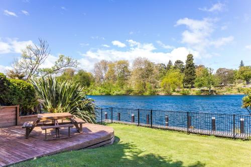 Riverside Villa - Spacious home in a stunning location - image 4