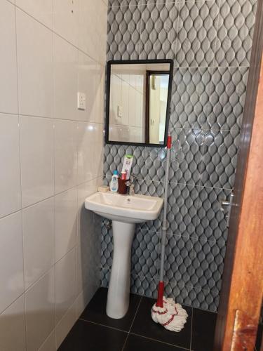 Bukoto Kisasi Rd Studio Apartment - image 2