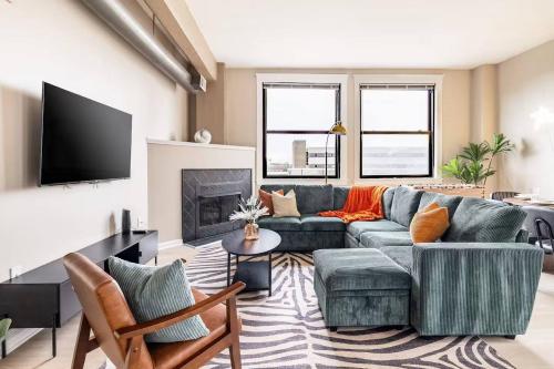 Downtown 2BR/2BA Free Parking + Gym & Sauna