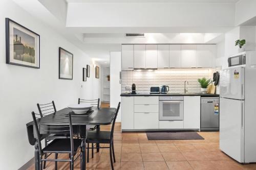 Melbourne 1-Bed Apartment Flinders Street - image 5