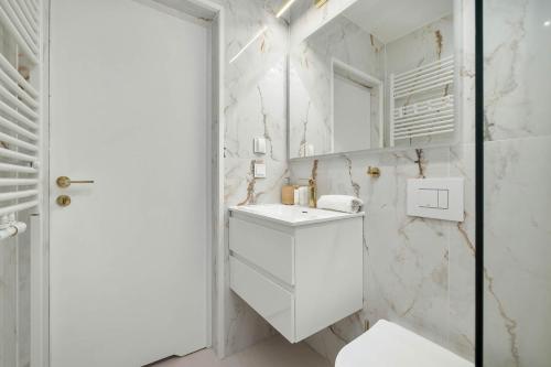 Klimatyzowany Apartament blisko Centrum z 2 Sypialniami by Noclegi Renters - image 5
