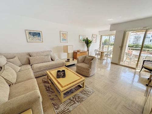 2 bedroom apartment with parking 3 mins from La Croisette beach