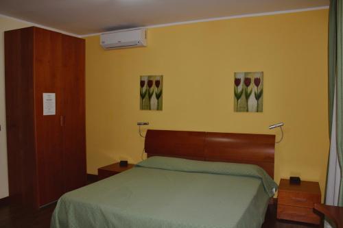 1 queen bed, 1 twin bed