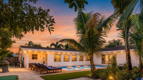 Létesítmények, Backyard Oasis with Pool & Games in Lake Worth