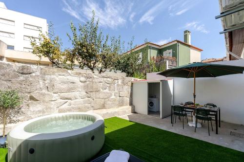 Traditional Townhouse with Jacuzzi by HostWise gîte à louer Senhora do Porto