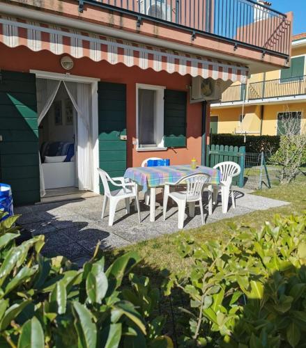 Bibione flat with garden and pool access