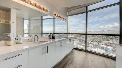 Three Bedroom High Rise with Panoramic City Views - image 5