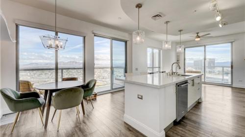 Three Bedroom High Rise with Panoramic City Views - image 3